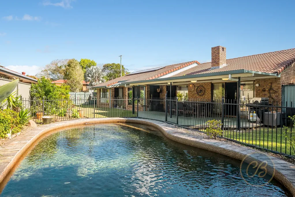 Albany Creek 4 Slaapkamer Spacious Lowset Brick Home with Pool and Parkland Outlook