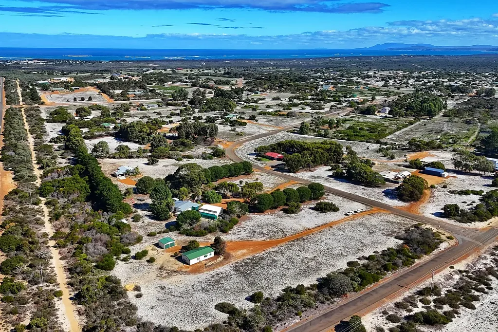 Hopetoun 3 Bedroom Sell with Robert Miloseski!!
Charming 3x1 Home on 2.6 Acres in Hopetoun � A Perf