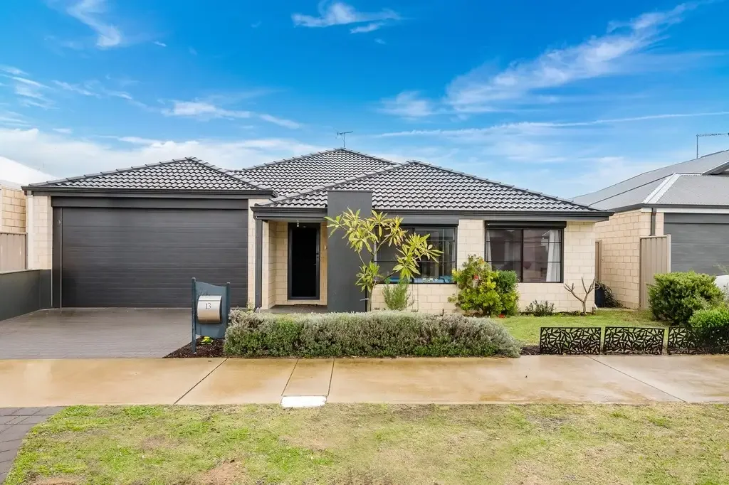 Meadow Springs 4ਬੈੱਡਰੂਮ MODERN AND SPACIOUS FAMILY HOME LOCATED IN SOUGHT AFTER GOLF COURSE ESTATE!