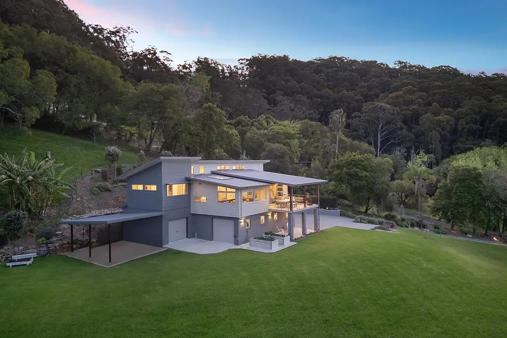 Tumbi Umbi 5 Bedroom Architectural acreage home offers expansive views