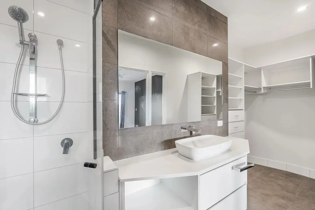 Spacious 3-Bedroom Home in Banora Point – Water Included!