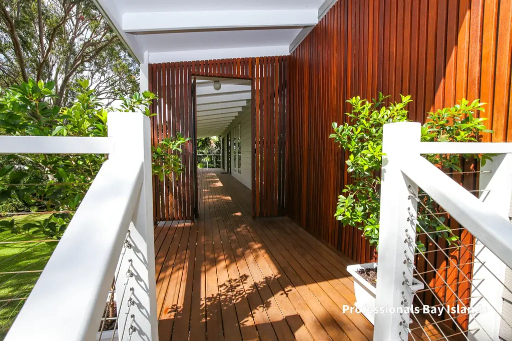 Macleay Island 3침실 Recently Renovated Three-Bedroom Home