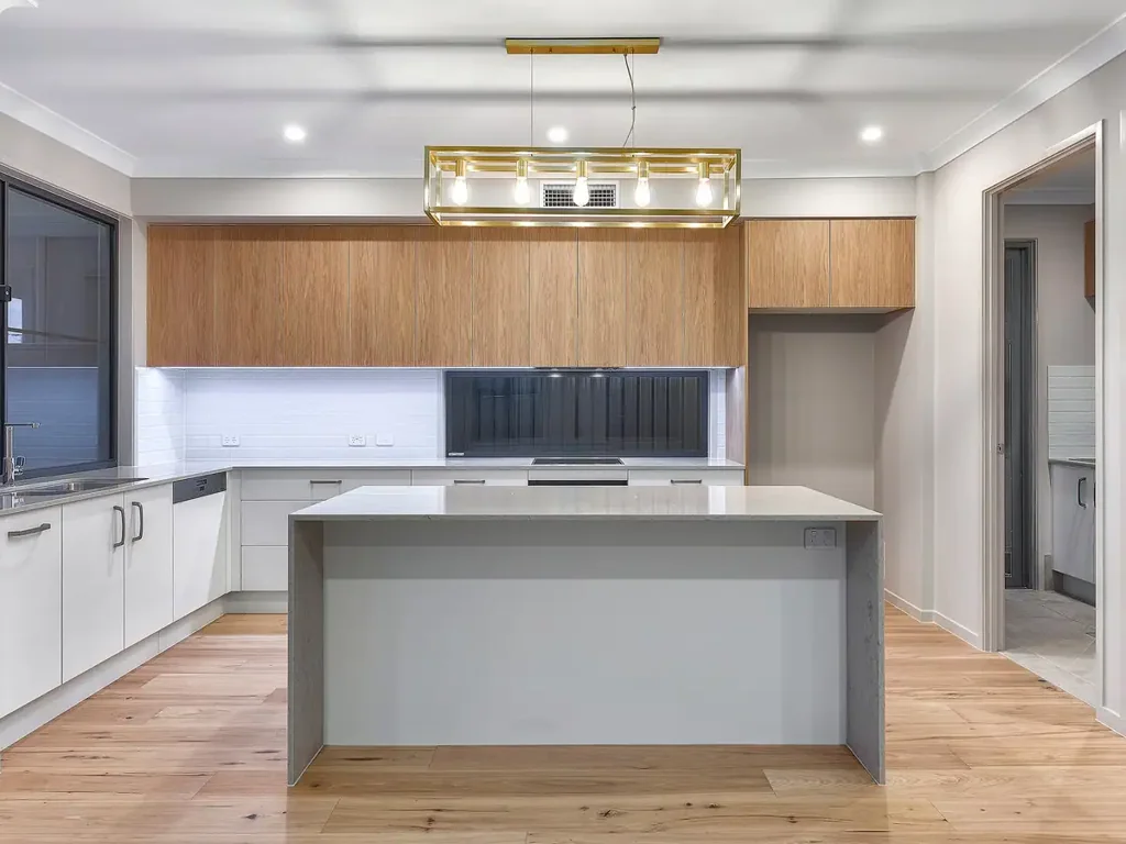 Stafford Heights 5房 汉普顿完美，沐浴在自然光中。 Brand New Home; Hamptons Perfection.