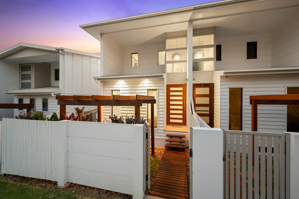 Camp Hill 3ਬੈੱਡਰੂਮ LUXURIOUS TRI-LEVEL LIVING WITH LOW BODY CORPORATE - WALK TO MARTHA STREET PRECINCT
