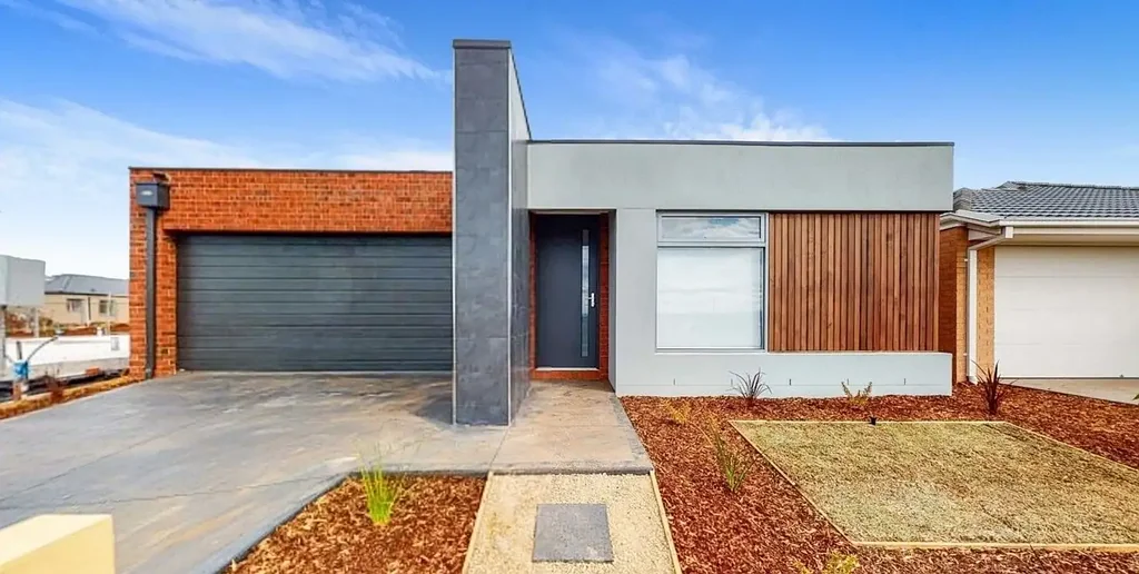 Spacious and Stylish 4 Bedroom Family Home !!