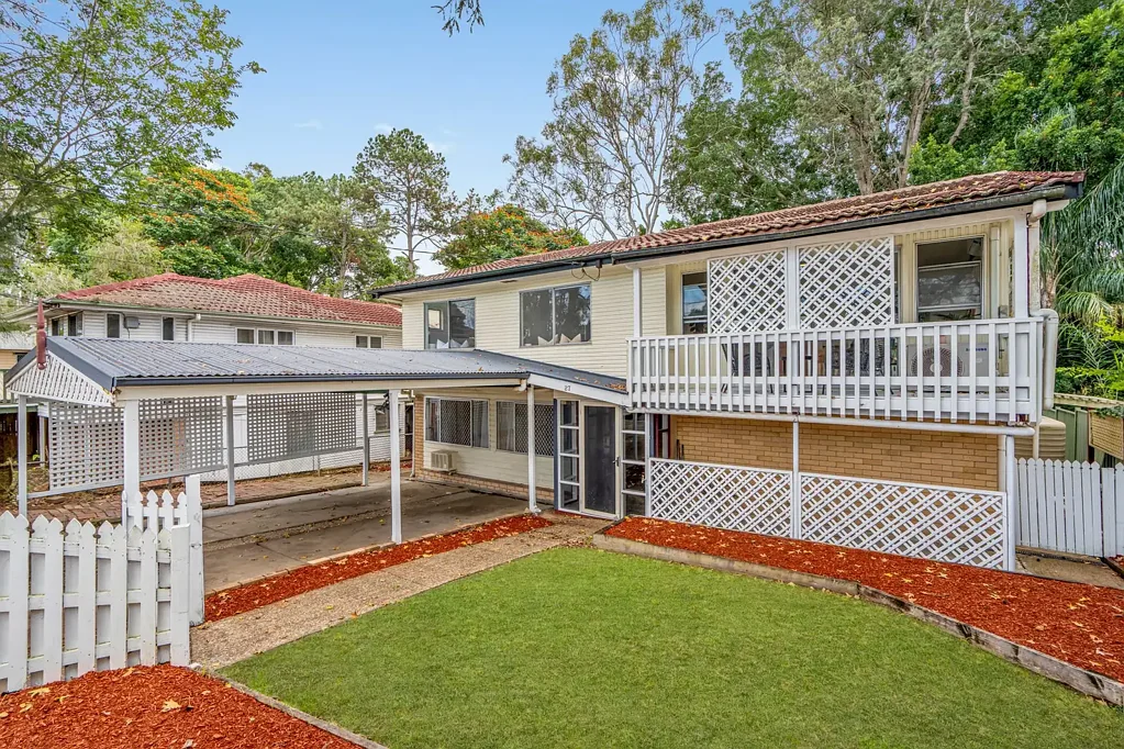 Sunnybank 3房 627sqm高地地块 阳光充足空间宽裕 室内外生活多样 双居住潜力 俯瞰公园全景 清新微风环绕 优质台面燃气灶 独立休息室安静隐蔽 室内外过渡自然 双车库私人庭院 Sundrenched Spaces & Endless Possibilities in Sunnybank!