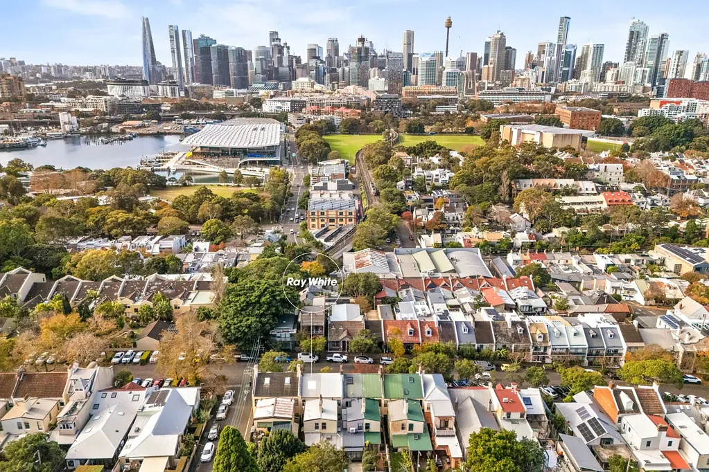 Glebe 4房 Glebe死胡同高位 1890年优雅联排 四卧Kauri地板 城市天际线景 轻轨150米 海港近便 Victorian charm with iconic city views