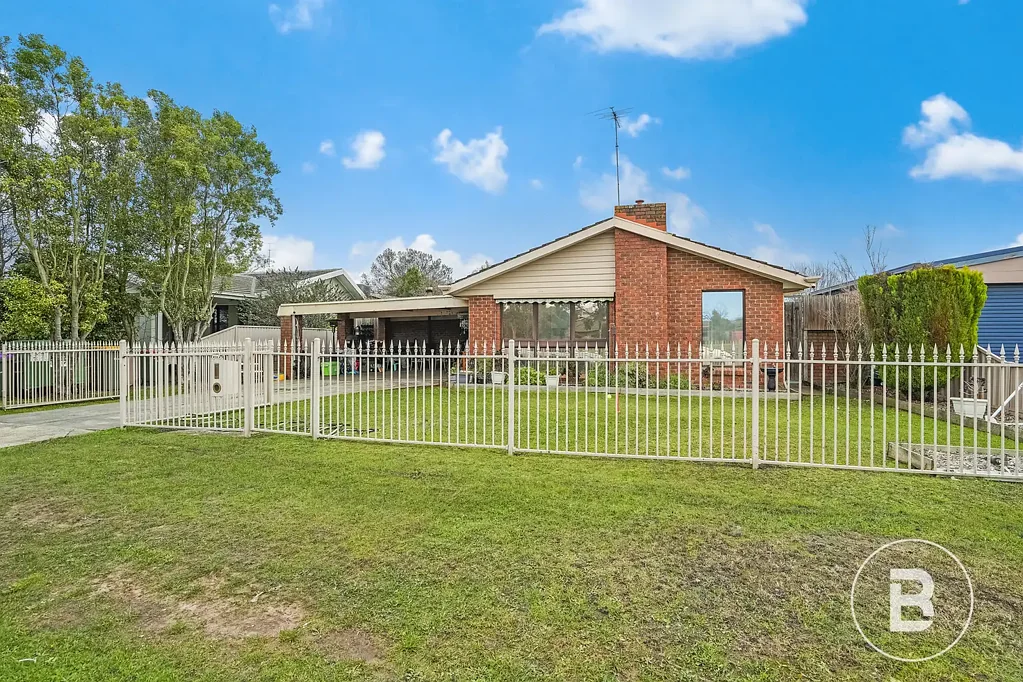 Wendouree 4房  THREE OR FOUR BEDROOM BRICK VENEER HOME BEHIND BALLARAT GRAMMAR