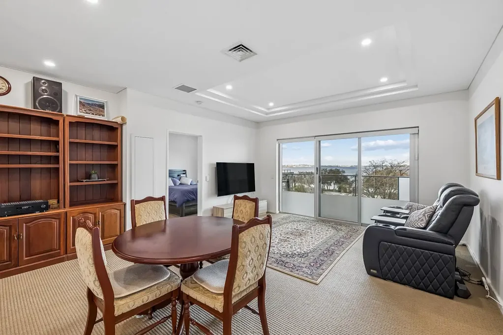 Como 2Zimmer RIVERFRONT LIVING WITH PANORAMIC VIEWS & A FLEXIBLE HOME OFFICE