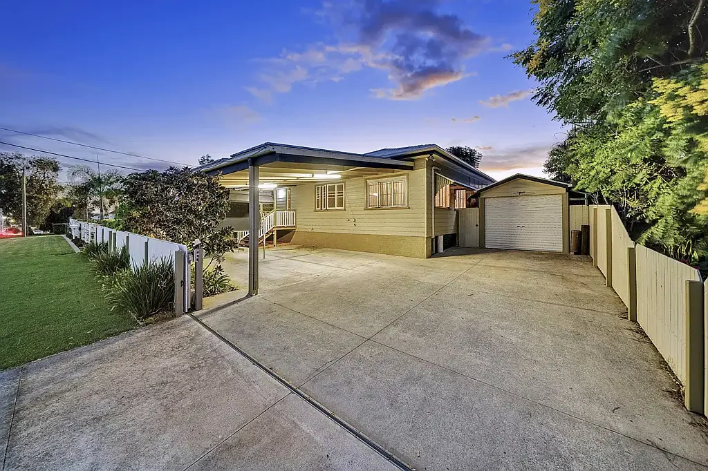 Silkstone 4બેડરૂમ Spacious Family Home with Exceptional Parking and Outdoor Living