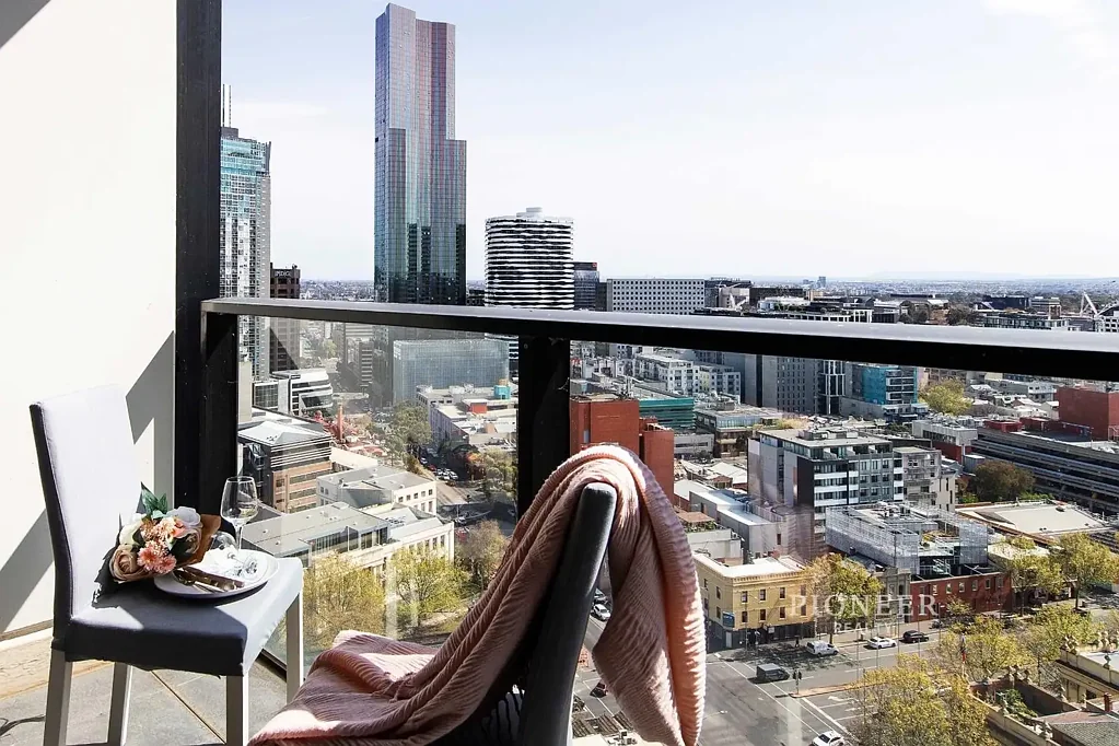 Melbourne 2房 33M地标公寓 两卧两卫 开放式布局 城市景观 私人阳台 现代厨房 优质石材设施 premium设施齐全 游泳池健身房 安全管理 Stylish CBD Living in the Prestigious 33M Complex