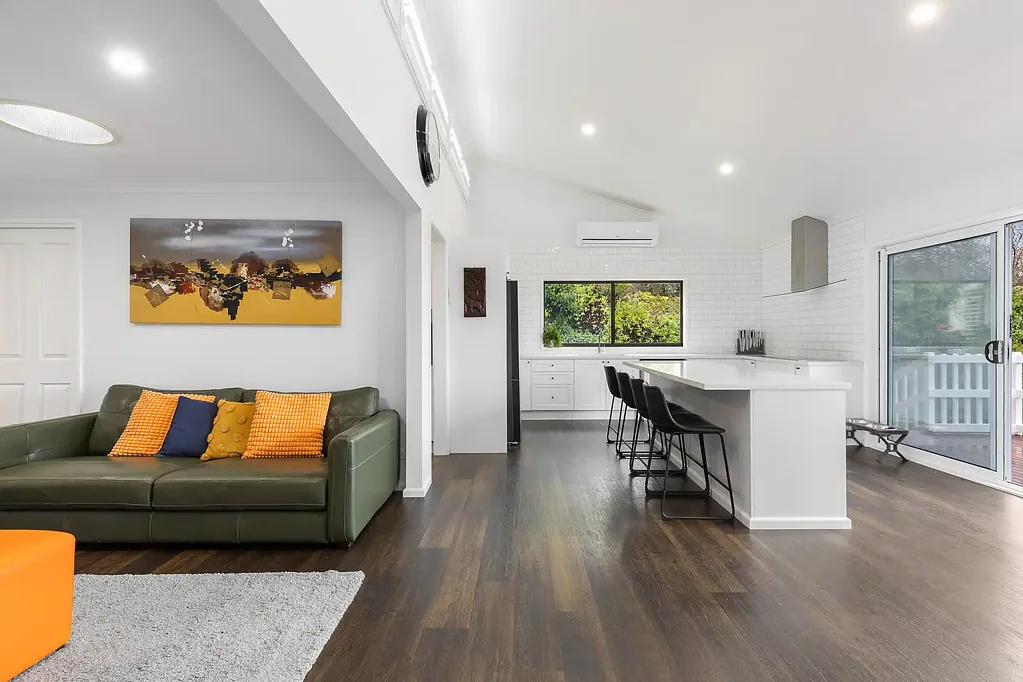Cooma 4房  Renovated Family Home with Stunning Views & Exceptional Living Spaces