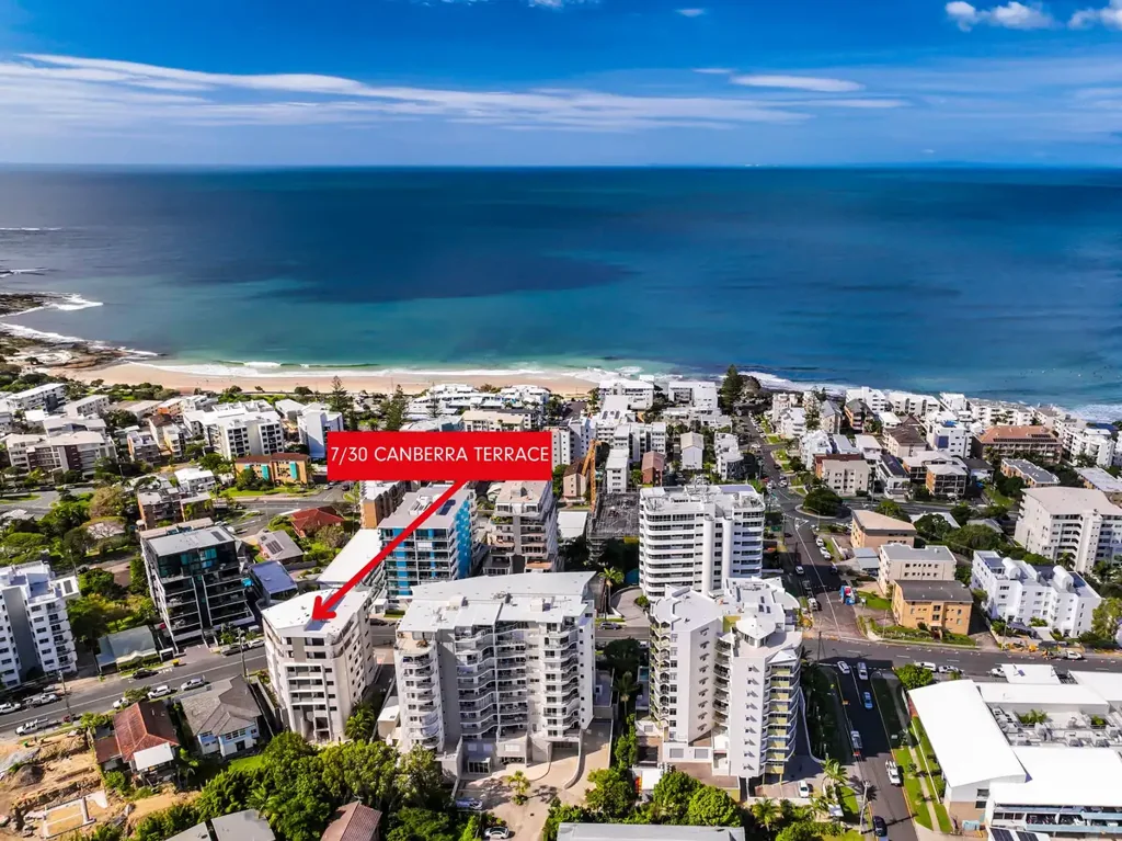 Caloundra 2ਬੈੱਡਰੂਮ Coastal Gem: Ocean & Mountain Views + 600m to the Beach…
