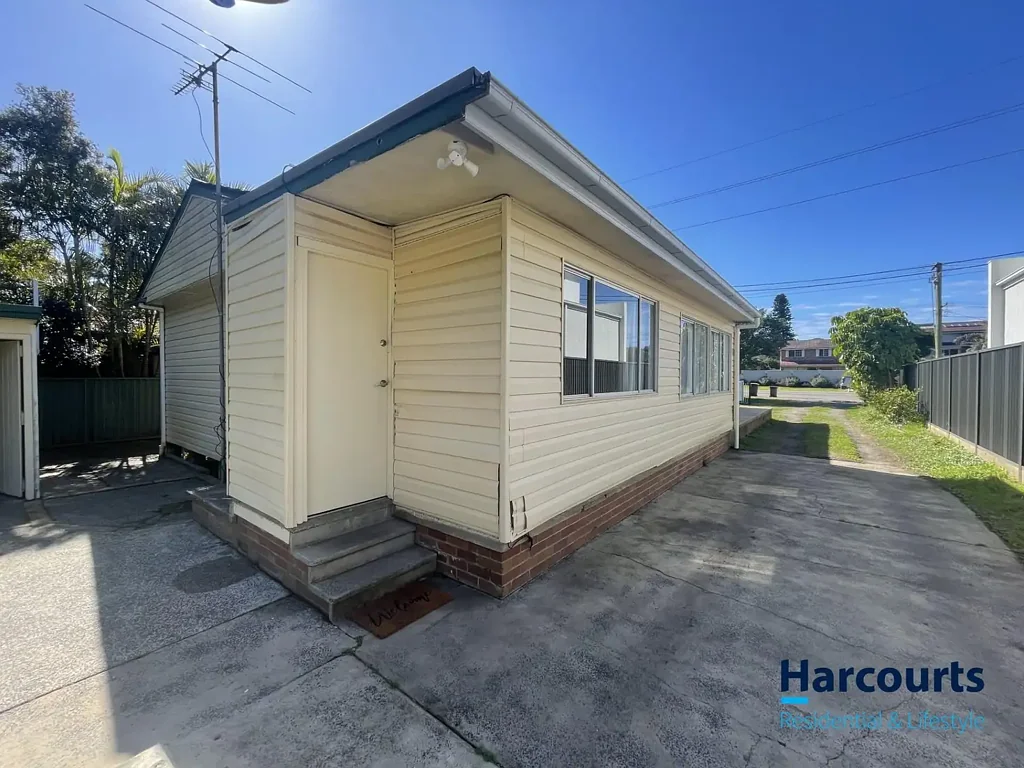 Coastal Three-Bedroom Flat in Noraville with Water Included in Rent