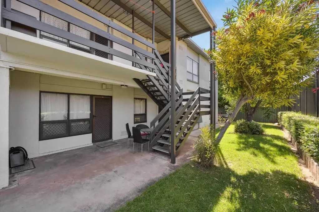 Well-Maintained One Bedroom Unit in Prestigious Holden Hill