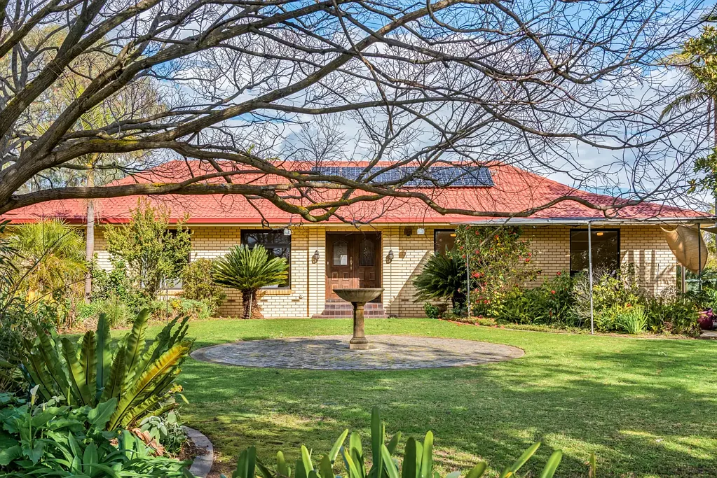 Hackham 5 Bedroom An opportunity of a lifetime - this one is not to be missed