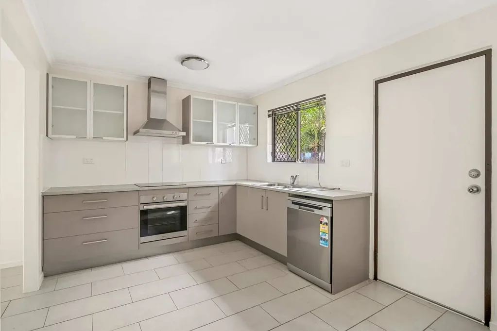 Neat & Tidy Townhouse Close to Shops, Parks & Transport