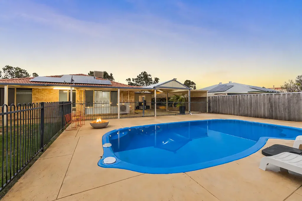 Cooloongup 4房  Resort style - Renovated Luxury Home Facing  a Family Friendly Park/Oval
