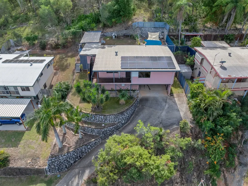 West Gladstone 3ห้องนอน HIGHSET ON THE HILL… WITH POOL