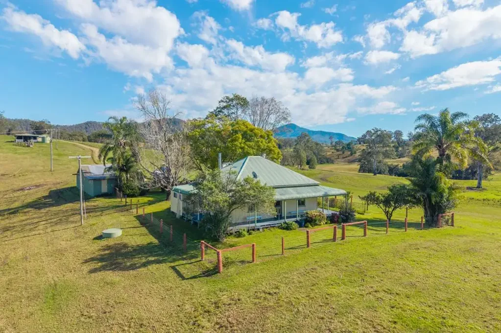 Millbank  HISTORIC HOMESTEAD OVERLOOKING HICKEYS CREEK