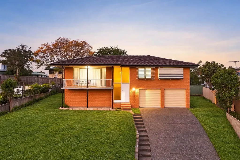 Holland Park West 3બેડરૂમ Elevated Cul-de-Sac Home with a Balcony View You'll Want to Keep
