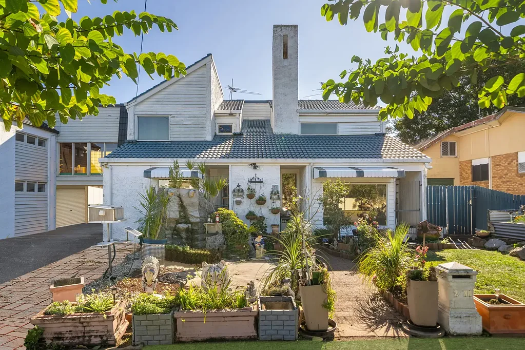 Woody Point 3 Bedroom THREE BEDROOM DUPLEX WITH MOUTHWATERING OPPORTUNITY!