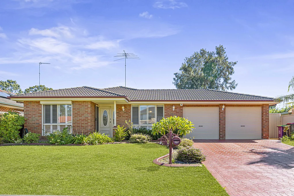 Glenmore Park 4कमरा Spacious Family Living with Pool, Double Garage & Premium Location