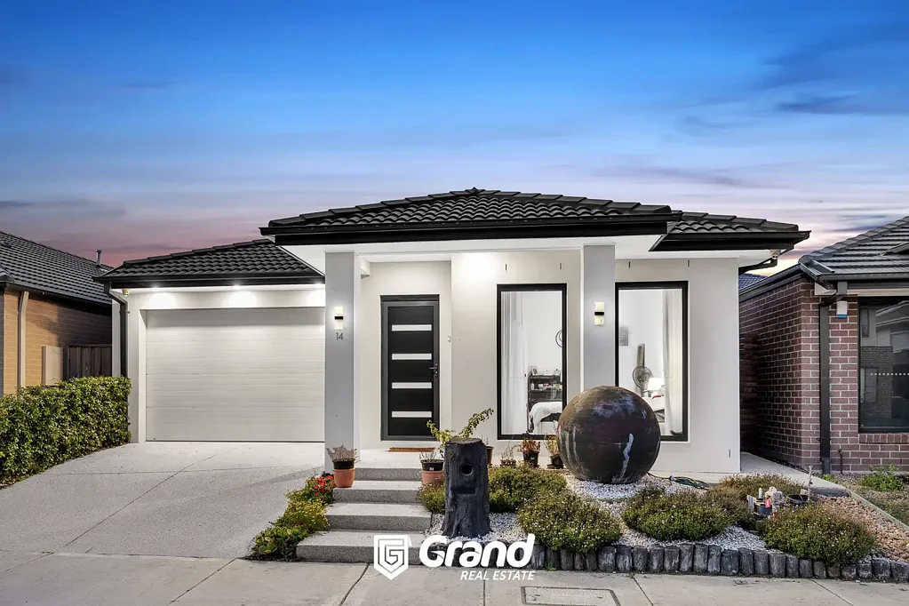Officer 3chambre Modern 3-Bedroom Home with Designer Garden and Sculptures !