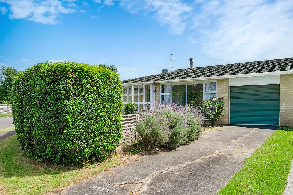 Waikanae 2Zimmer Waikanae's Garden Area and Priced to Sell