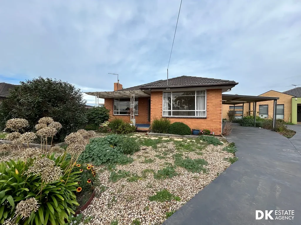 Comfortable Family Living in a Peaceful Deer Park Court