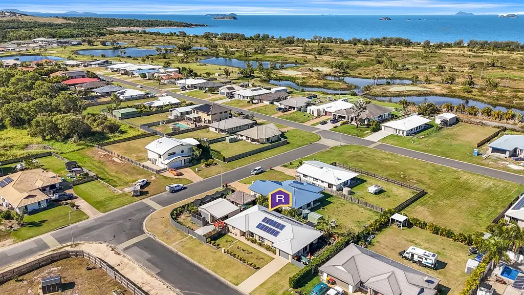 Zilzie 4ਬੈੱਡਰੂਮ Modern Coastal Oasis with Shed, Swim Spa & Side Access