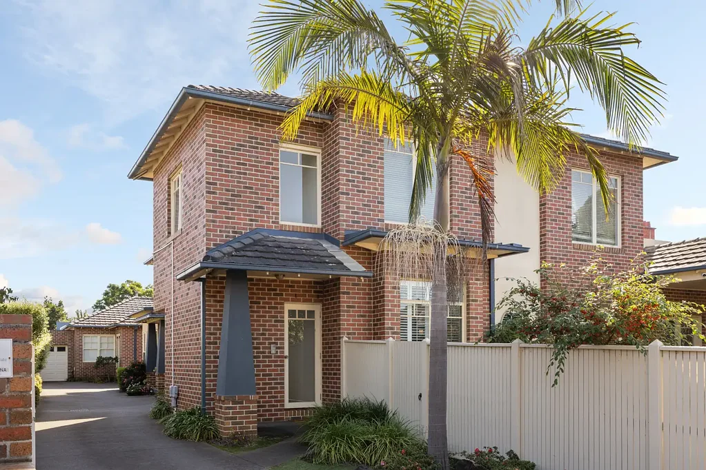 Murrumbeena 2 Bedroom Stylish Top-floor Apartment In Prime Locale