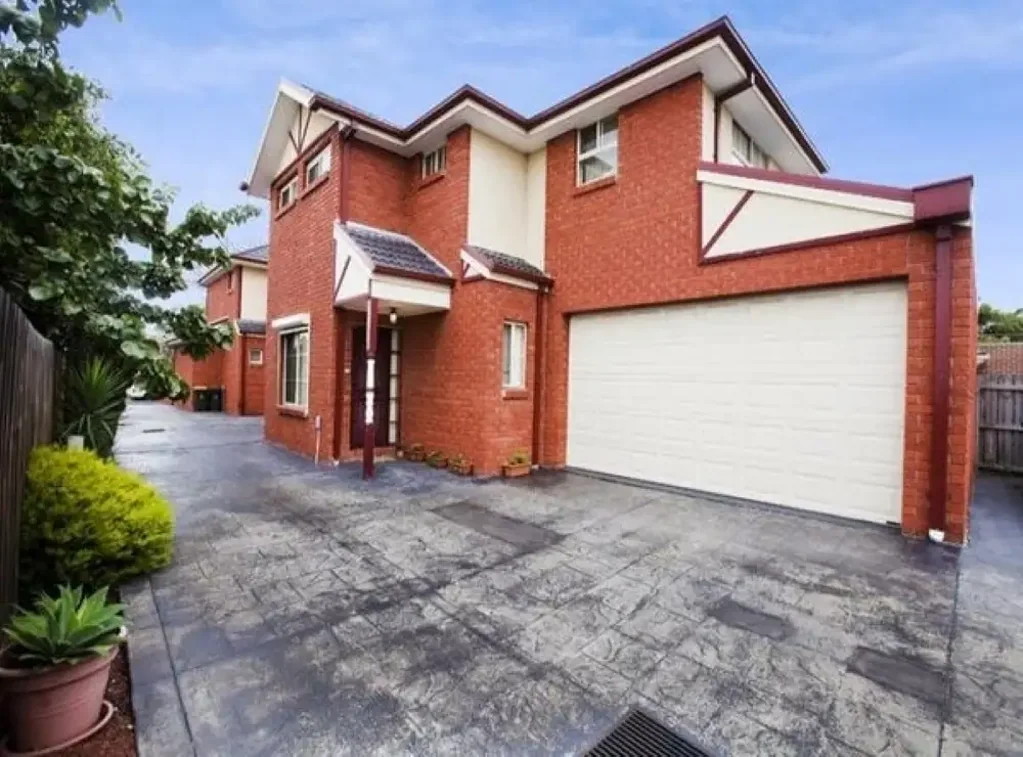 TOWNHOUSE IN HEART OF PASCOE VALE!