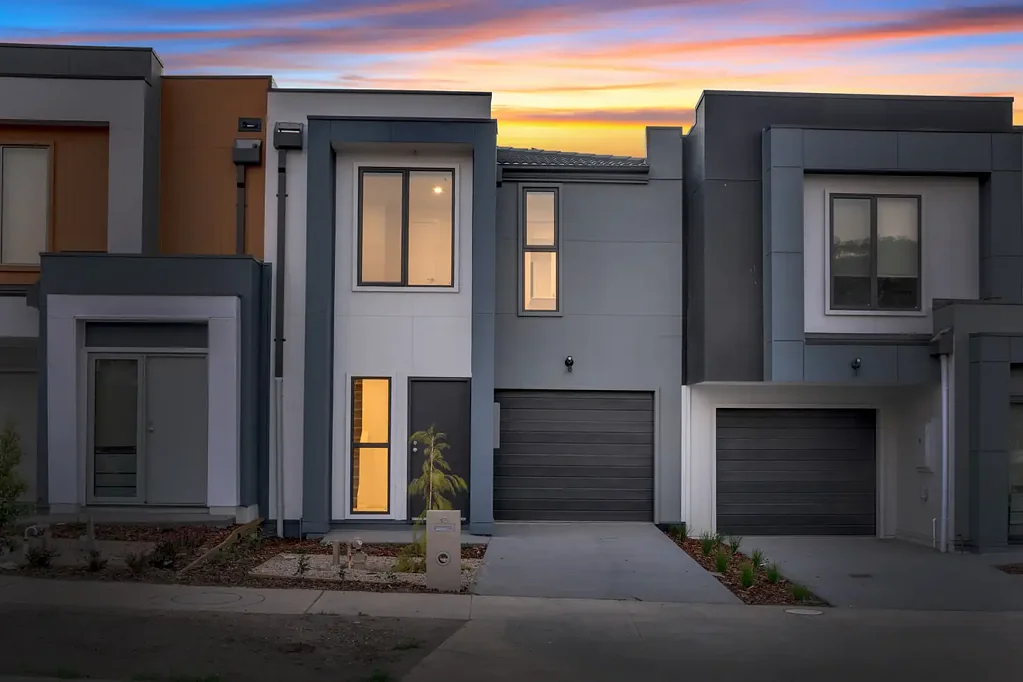 MODERN 3 BEDROOM TOWNHOUSE