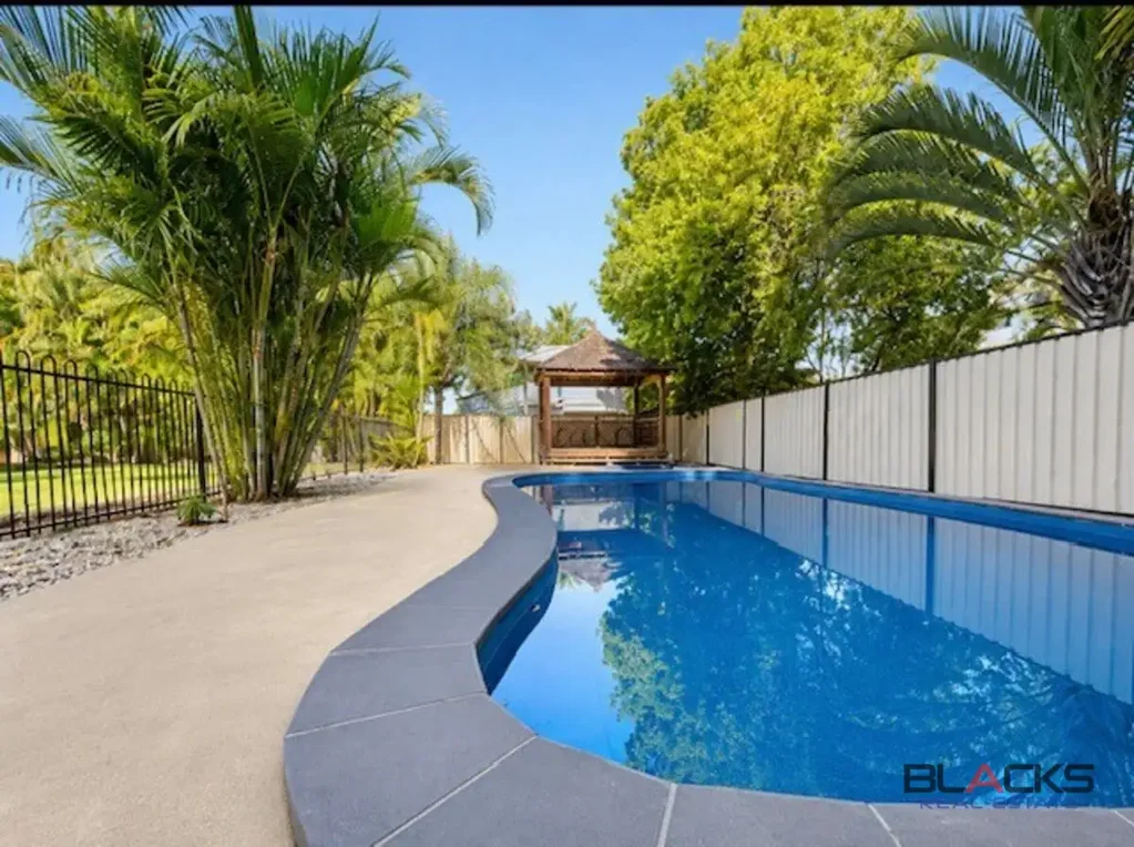 Dysart 3部屋 GENERATING $530 PER WEEK WITH A POOL & BALINESE STYLE HUT!!!