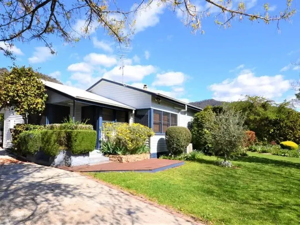 Location - Central 3 Bedroom home on Lakeside Ave