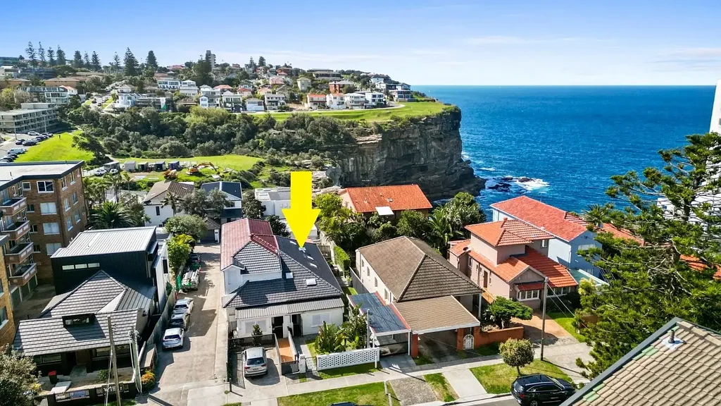 Vaucluse 4房 美丽海岸住宅 360㎡占地 高天窗设计 朝北甲板 私密花园 大主卧 青少年休闲室 Beautifully Crafted Coastal Family Retreat On Approx 360sqm