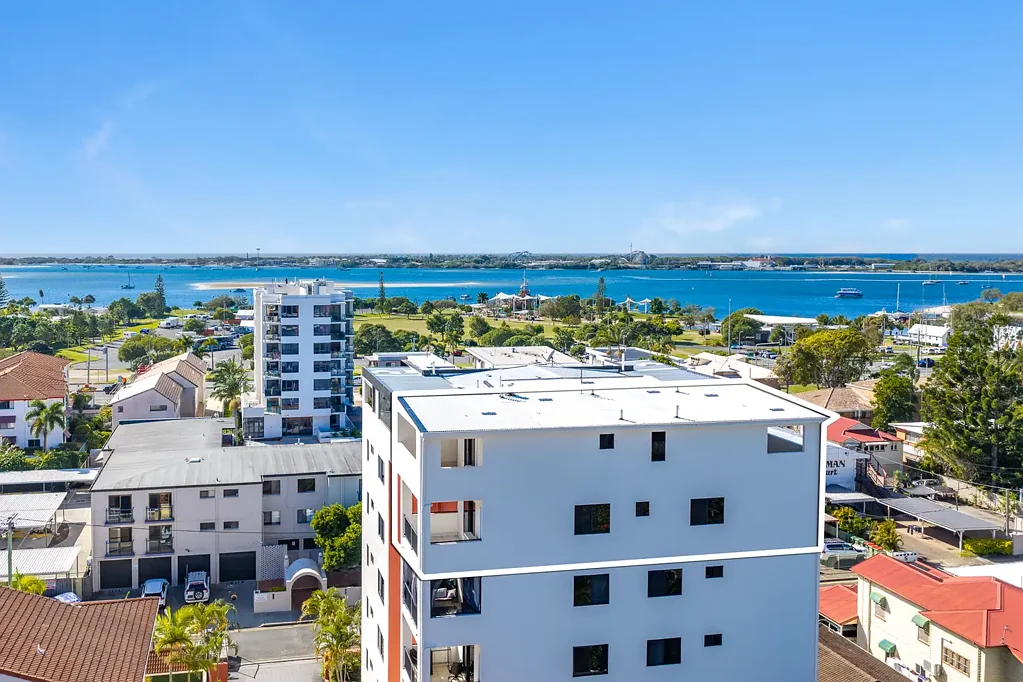 Southport 2 Slaapkamer Dual-Level Unit in the Heart of Southport