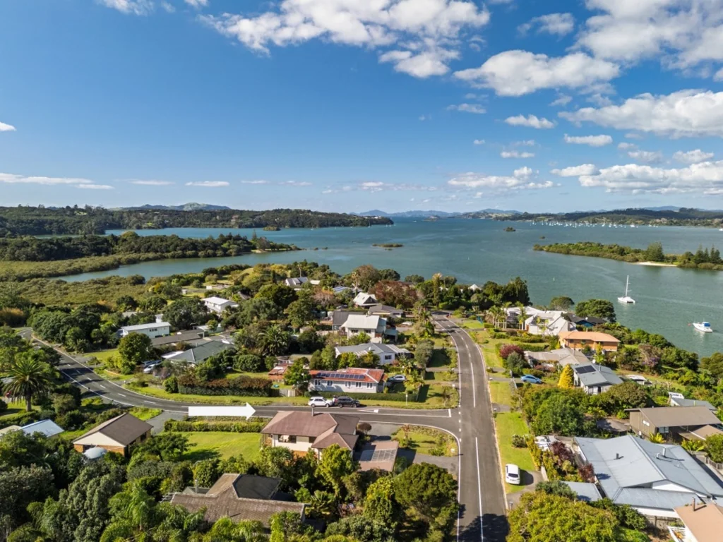 Kerikeri 4房  Sea Side Living or Bach? Boat-Ramp a short walk!