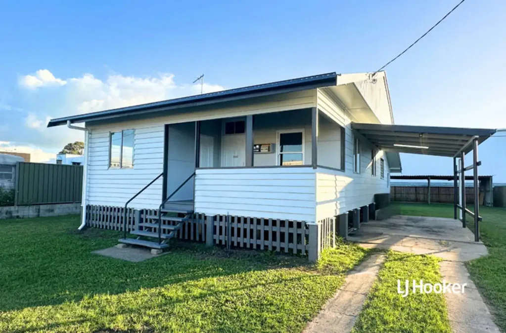 CHARMING QUEENSLANDER WITH MODERN UPDATES & ROOM TO MOVE