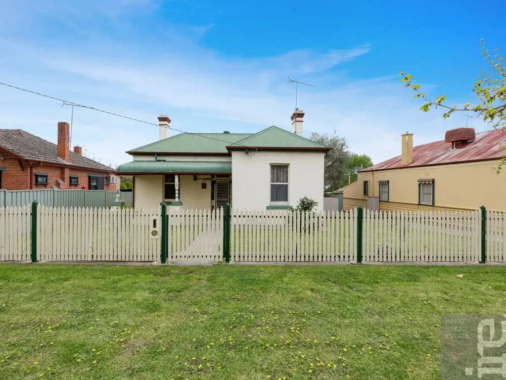 Wangaratta 4બેડરૂમ Traditional Family Home with Huge Potential on 954m²