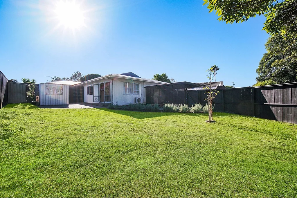 2 bed, 1 bath + fully fenced outdoor space