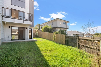 3 bedroom townhouse with x2 carparks ! And lar...