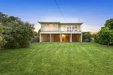 Indented Head 3 Slaapkamer Prized Waterfront Location on 851sqm of Endless Potential