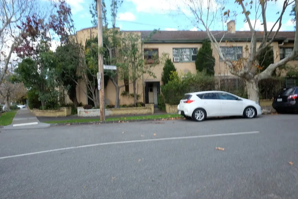 2 bedroom spacious flat with 2 reception rooms