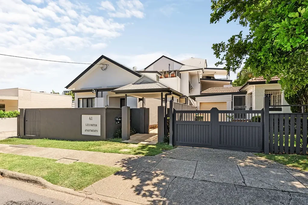 Hamilton 2房  Stylish Renovated Apartment with Dual Balconies & Riverside Lifestyle