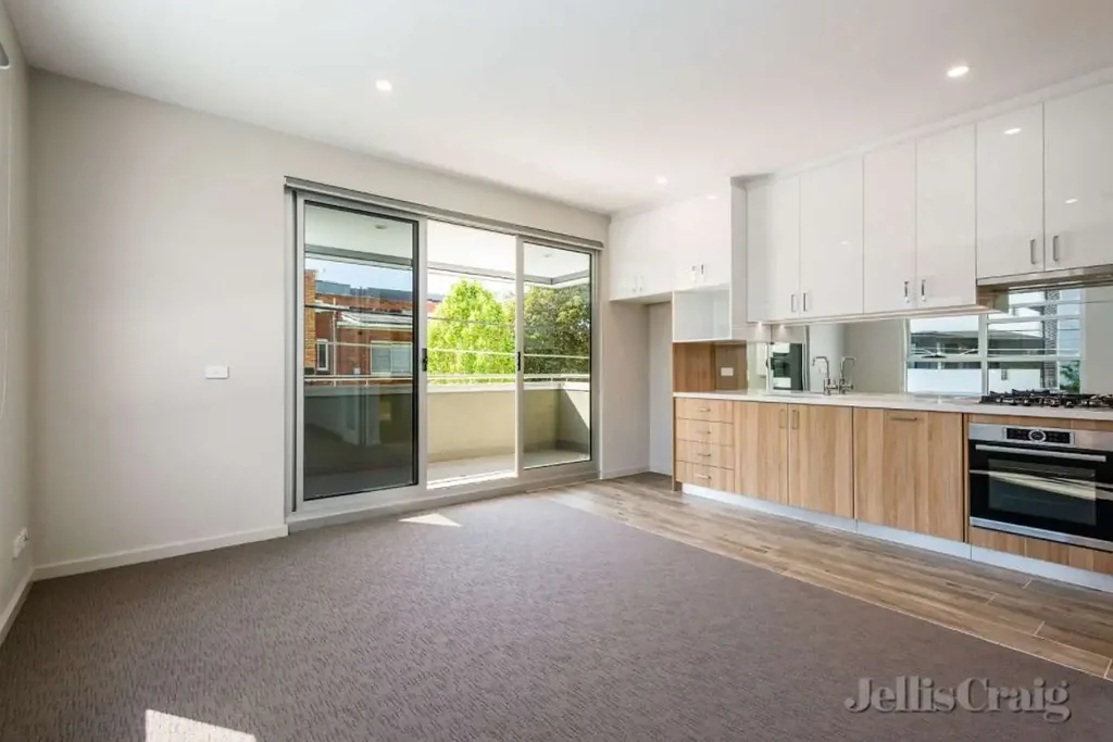 LIGHT FILLED ONE BEDROOM APARTMENT IN THE HEART OF HIGHETT