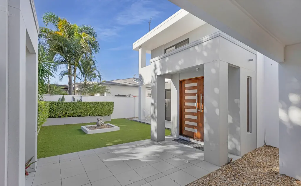 Broadbeach Waters 5 Bedroom Waterfront Luxury with Jetty, Pool & Prime Broadbeach Location