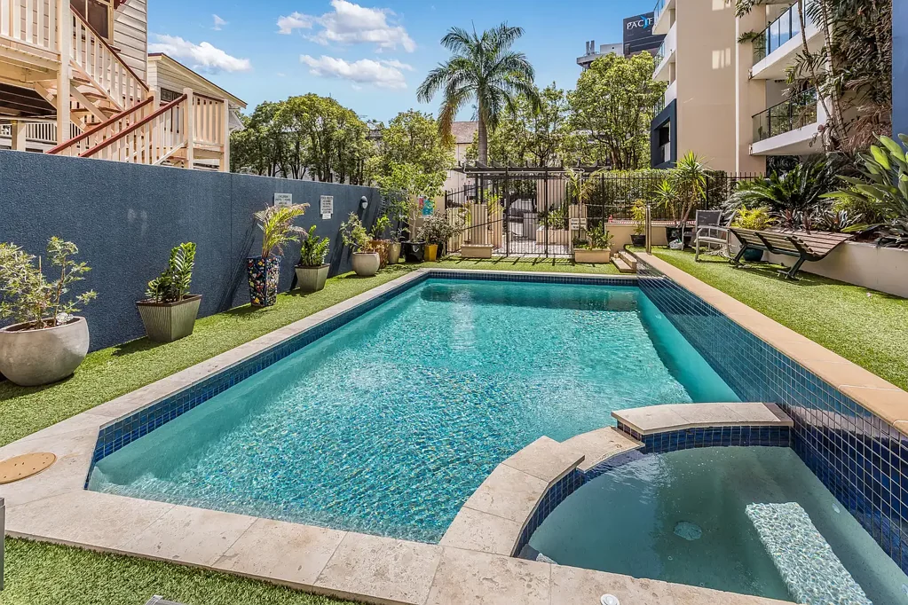 Convenient City Living - Great Breezes