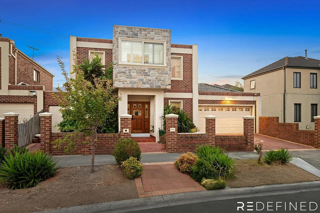 South Morang 9房 完美家庭度假胜地，九卧四浴，双厨房户外厨房，超大车库停车位，全年舒适安全，美丽户外休闲区，俯瞰亨德森溪，绝佳选择！ Discover Luxury Living at 3 The Lakes Boulevard - Set Across Two Homes